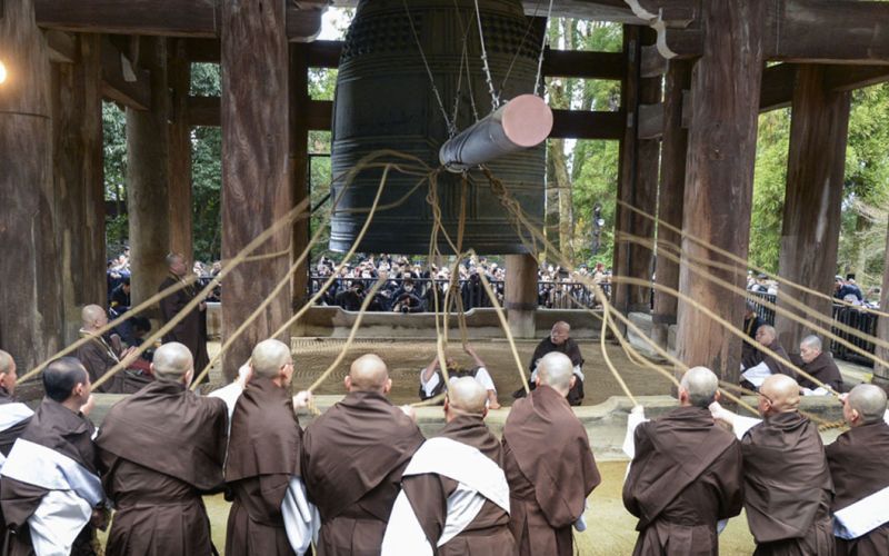 Budistični tempelj, menihi