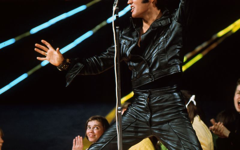 1 Uvodna - Potem, ko se je v šestdesetih izgubil, se je Kralj zmagoslavno vrnil z božičnim specialom