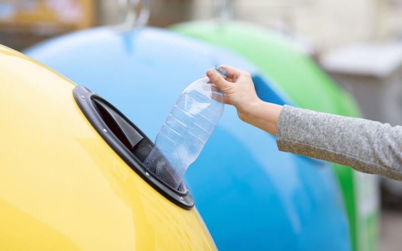 rumen-zabojnik-za-smeti