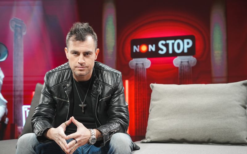 Omar Naber je 1. 1., predstavil skladbo Le s teboj