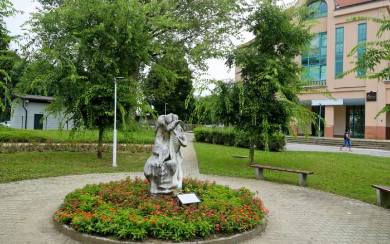 1722858808_cg_kamniti_spomenik_zupanov_park.jpg