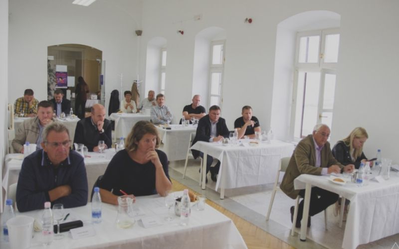1541849759_mh-ocenjevanje_vina.jpg