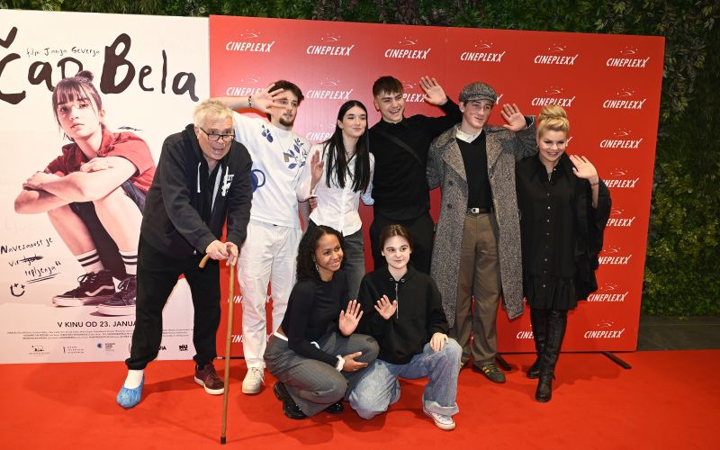 Režiser Jani Sever je užival v družbi svoje mlade igralske ekipe.