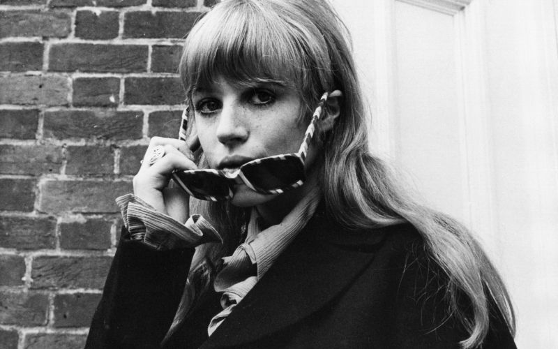 Marianne Faithfull (1946–2025) ni bila samo vsestranska vrhunska umetnica, pač pa je v življenju p