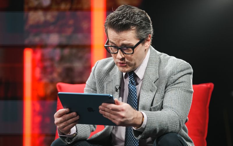 Trenutek, ko je v videu videl sebe brez oblek in s kraljico Elizabeto II.