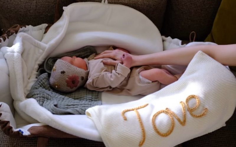 Lily Collins - Lily Collins je postala ponosna mama