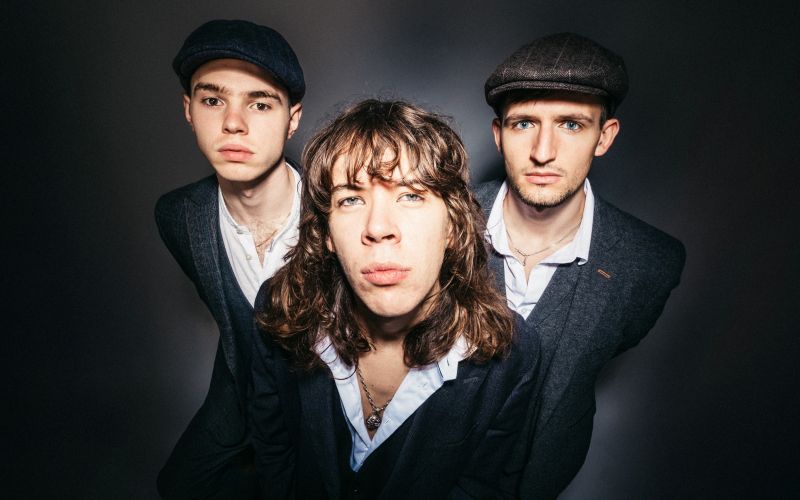 Od leve proti desni: Luka Rener (bobni), Tit Potecin (kitara/vokal), Tilen Lampret (bas)