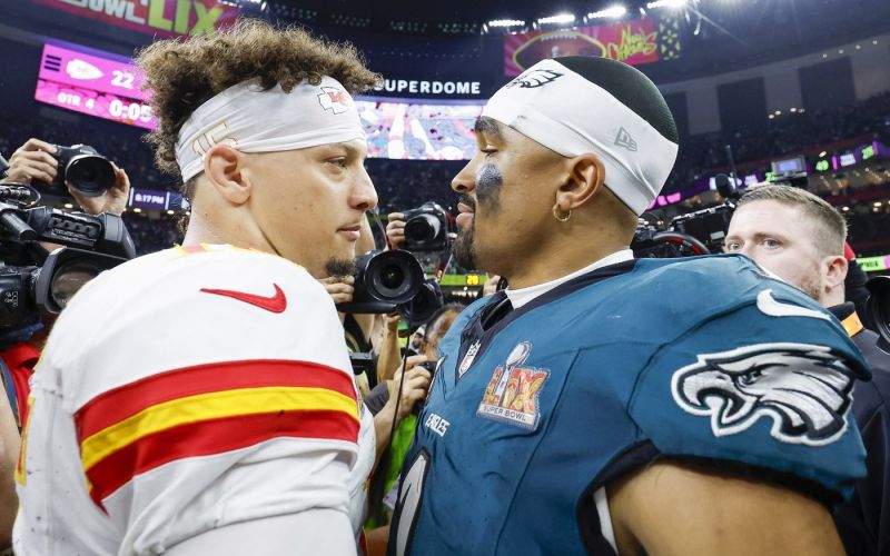 mahomes hurts.jpg