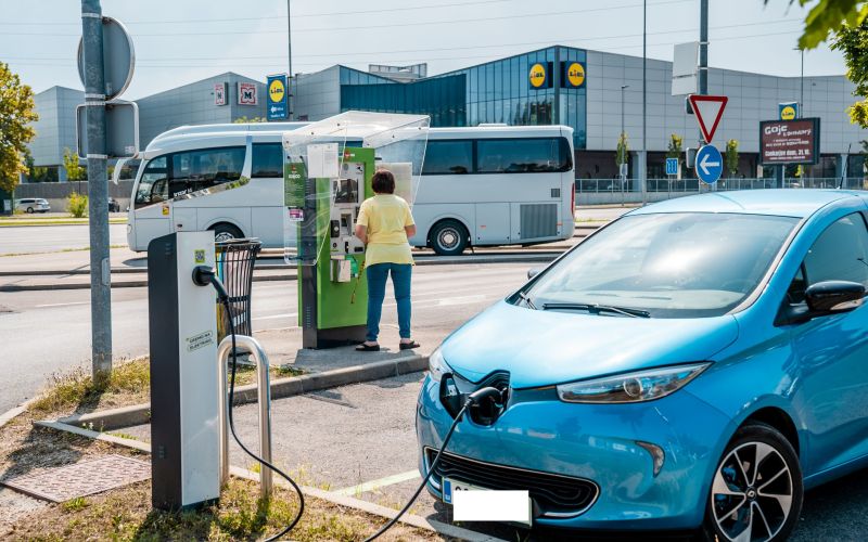 električna polnilnica, električni avto, zoe.jpg