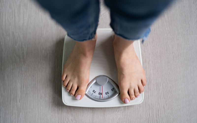 Ženska, tehtanje, hujsanje, kilogrami, dieta