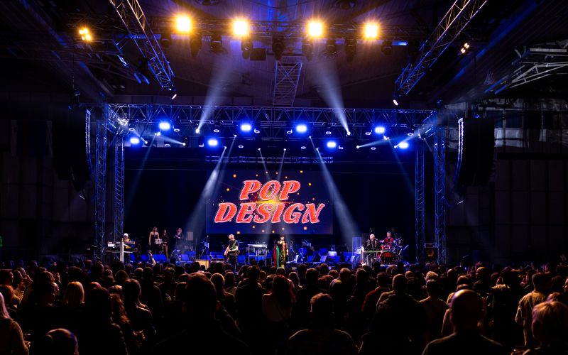 Publika je prepevala uspešnice, ki so zaznamovale gen