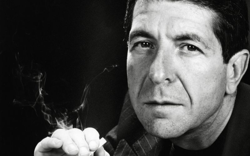 Leonard Cohen, kanadski pesnik, pisatelj in glasbenik, je s svojim globokim glasom odpel veliko zelo