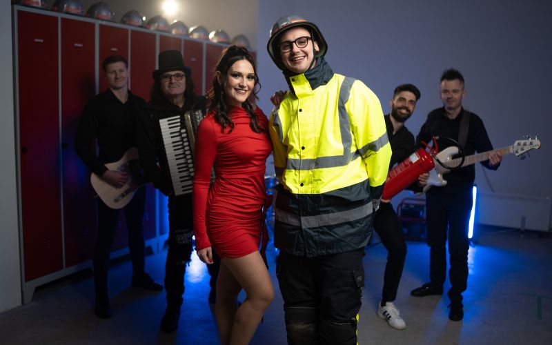 Larisa Sreš, skupina Avantura in Lovro Prešiček med snemanjem videozgodbe