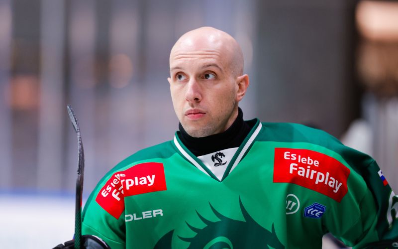 olimpija hokej nick bonino 25 af.JPG
