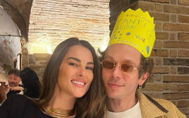 Valentino Rossi - Slavljenec je seveda nosil krono ter užival s prijatelji in družino.