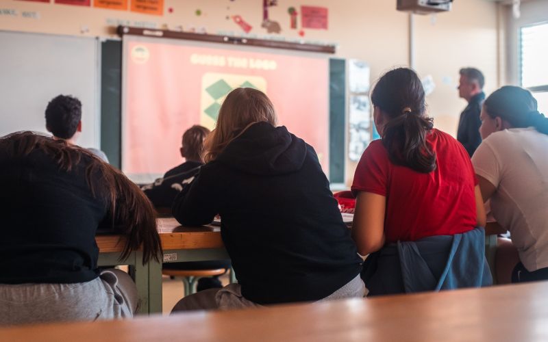 simbolična, šola, uporaba-telefona-med-poukom, telefoni-v-šoli, učenci, mobilne-naprave, učilnica