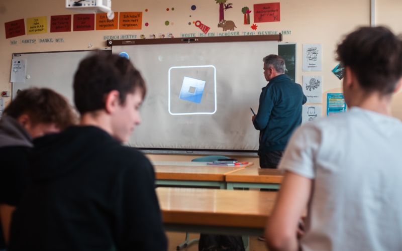 simbolična, šola, uporaba-telefona-med-poukom, telefoni-v-šoli, učenci, mobilne-naprave, učilnica