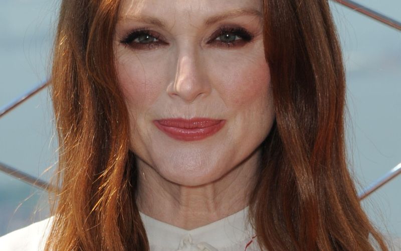 Julianne Moore - Julianne Moore je ogorčena, da so njeno otroško knjigo prepovedali v nekaterih šola
