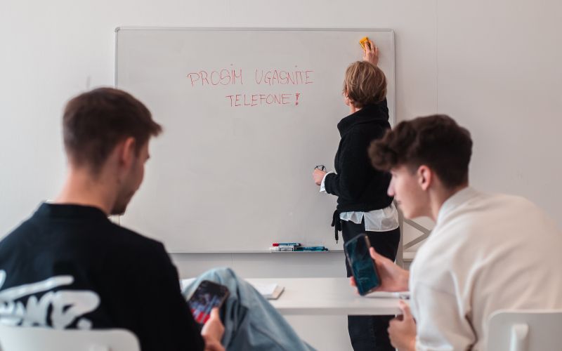 simbolična, šola, uporaba-telefona-med-poukom, telefoni-v-šoli, učenci, mobilne-naprave, učilnica