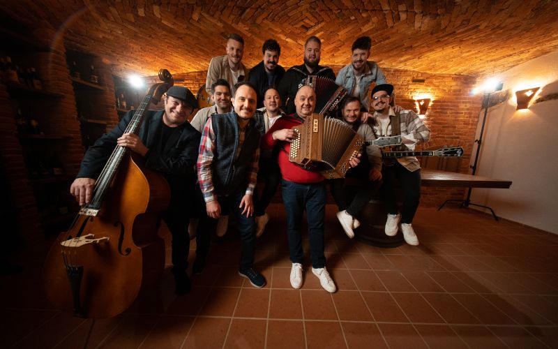 Modrijani in Poskočni z novo polko Mau čuden