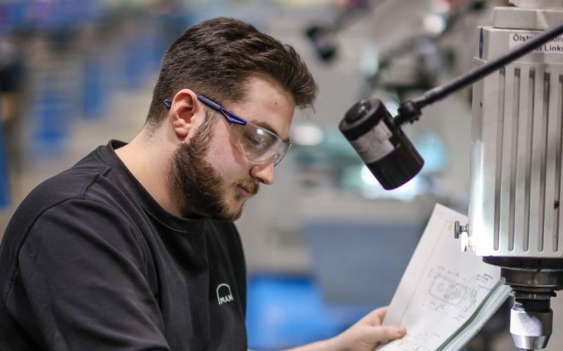 tovarna  industrija delavec