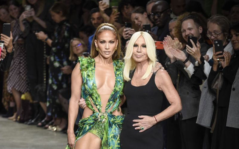 Jennifer v ikonični zeleni obleki skupaj z oblikovalko Donatello Versace