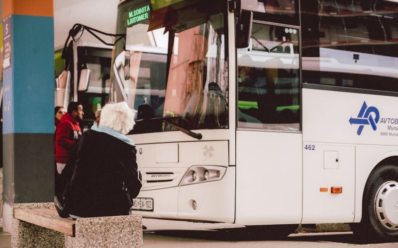 simbolična, avtobusna-postaja, murska-sobota, upokojenci, starejši