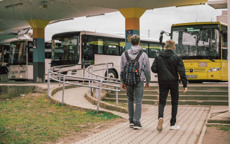 simbolična, avtobusna-postaja, murska-sobota, dijak, dijaki, učenci, šolar, šolarji