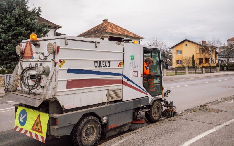 simbolična, pometanje-cest, pometač, cestno-podjetje-murska-sobota, pomgrad, vzdrževanje-cest