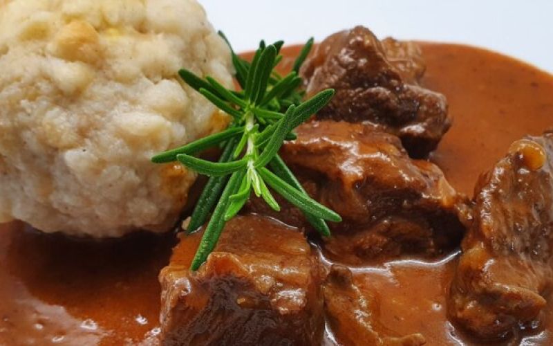 Golaž s kruhovimi cmoki