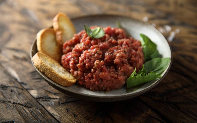 Steak,Tartare,With,Salad,And,Bread