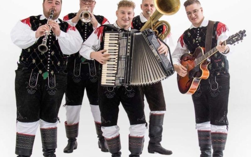 Ansambel Kiper sestavljajo Matej Zalar, Niko Filej, Žan Močnik, Matej Mastnak Zajc in Mihael Močnik.