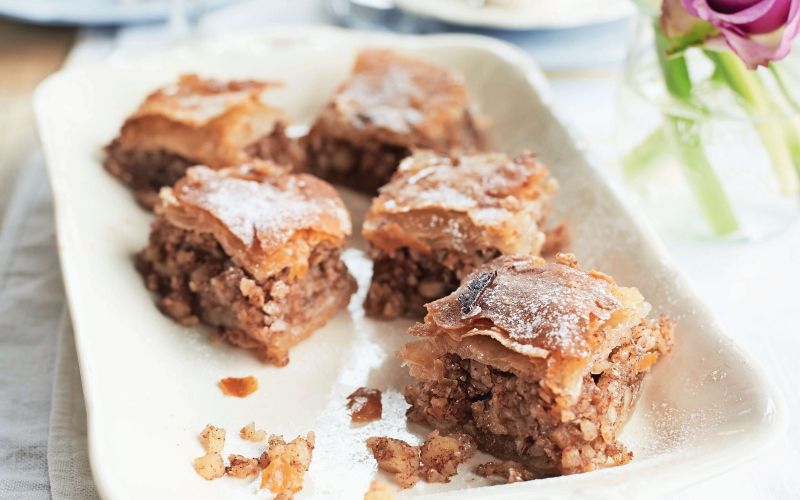 grska baklava z mandlji in rozno vodo