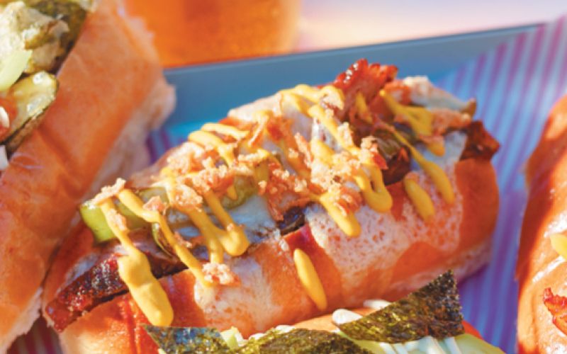 Hotdog s steakom in sirom
