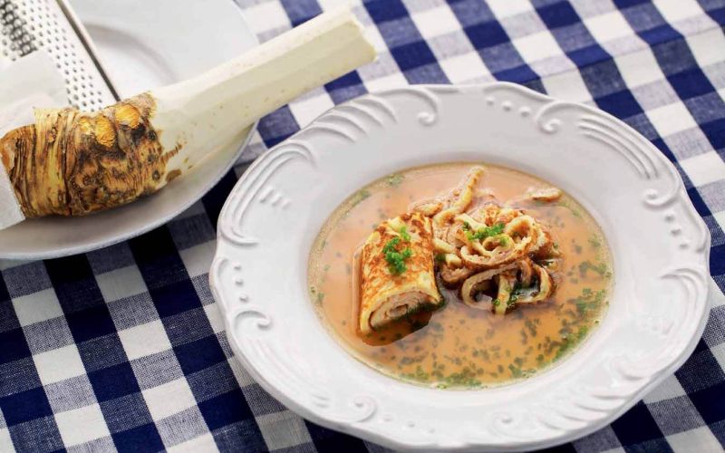 Suppe mit Krenfrittaten als Einlage