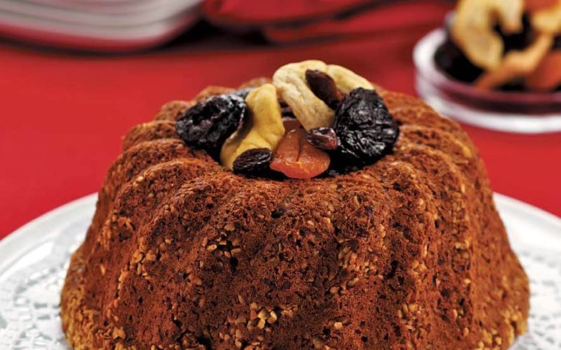 Vollkorn Gugelhupf mit getrockneten Früchten