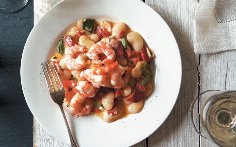 Kremast fižol s hitro popečenimi kozicami