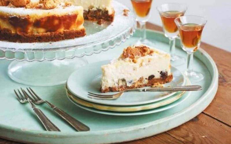 Sirova-torta-z-mandljevimi-piskoti-in-rozinami_PS_558x620_acf_cropped