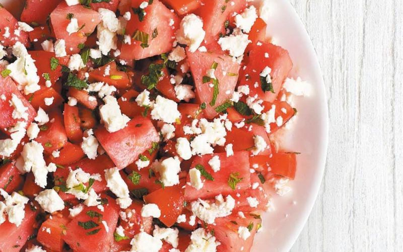 solata iz paradiznika lubenice in sira feta z metinim prelivom