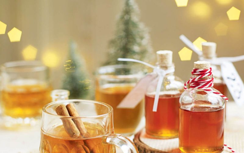 Aromatičen jabolčni sirup s pomarančo in nageljnovimi žbicami