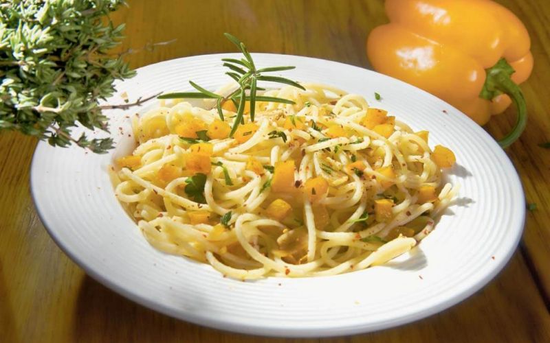 spageti s papriko in zelisci