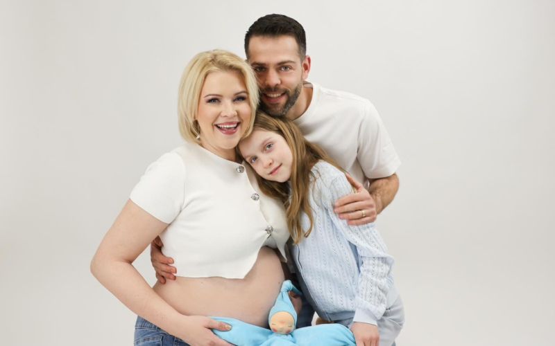 Z največjim veseljem razkrivamo našo majhno – a hkrati največjo skrivnost: kmalu bomo v naročje spre