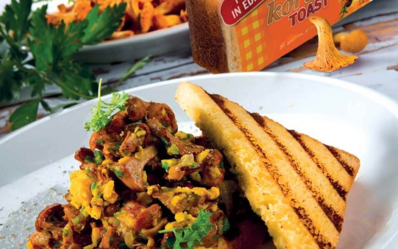 lisicke z umesanimi jajci v koruznem toastu