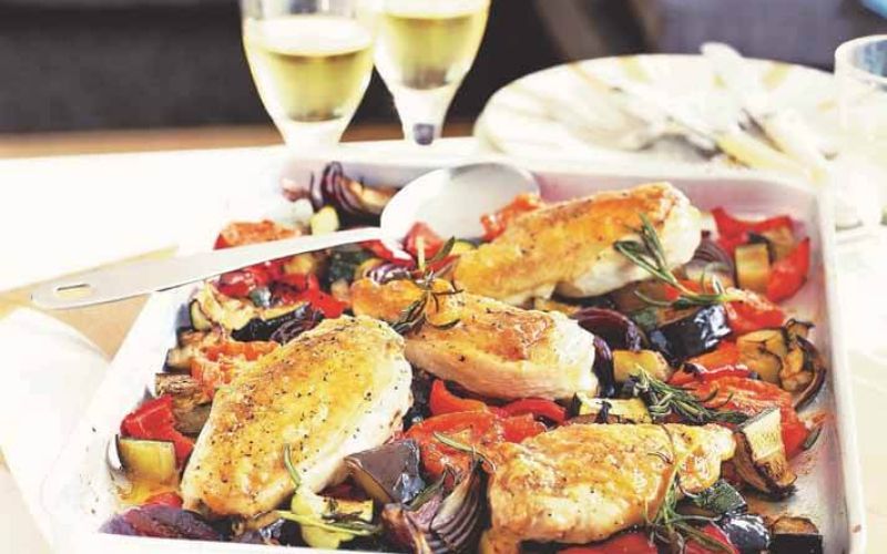 pecene piscancje prsi z mediteransko zelenjavo