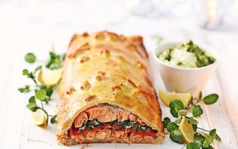 Losos-v-listnatem-testu-s-spinaco-in-peceno-papriko_558x620_acf_cropped