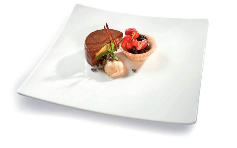 cokoladna tortica z robidnicami in creme bruleejem