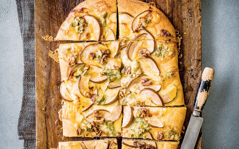 Italian flatbread with pear, walnut and gorgonzola
