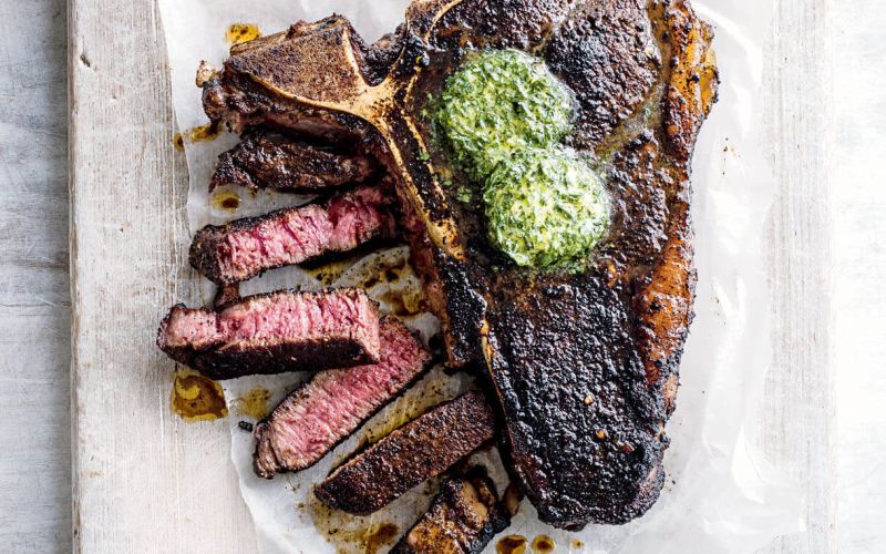 Steak s kavno začimbno mešanico in limonovo- koriandrovim maslom