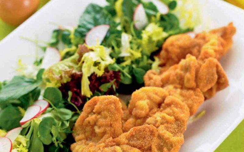 Panierte  Kalbsvögerl auf Frühlingssalat