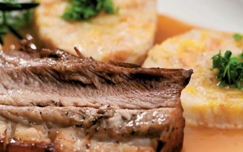 svinjska-pecenka-s-kruhovimi-cmoki_558x620_acf_cropped